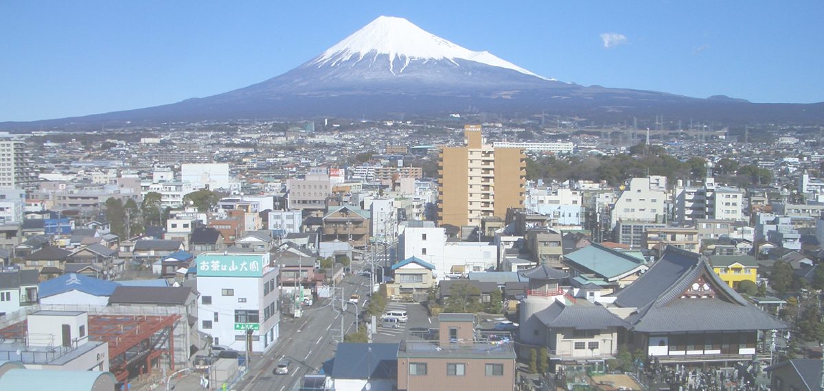 富士市の街並みの向こうにそびえる富士山